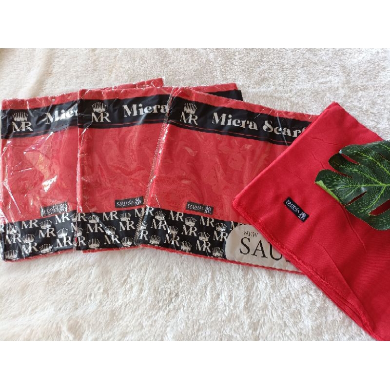 hijab segiempat Saudia merah kemerdekaan