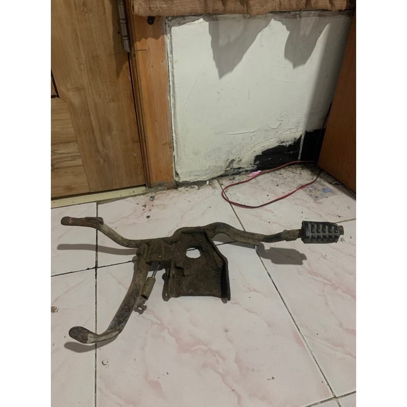 POSTEP PIJAKAN KAKI DEPAN SUZUKI CRYSTAL TUNE ORIGINAL