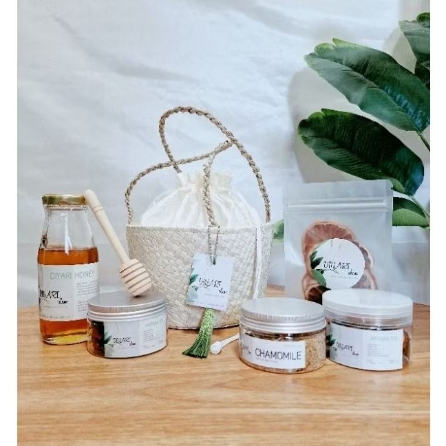 

Hampers 200 gr Organic Diyari Honey + 3 artisan tea + lemon + honey dipper with sustainable bag (anyaman pandan)