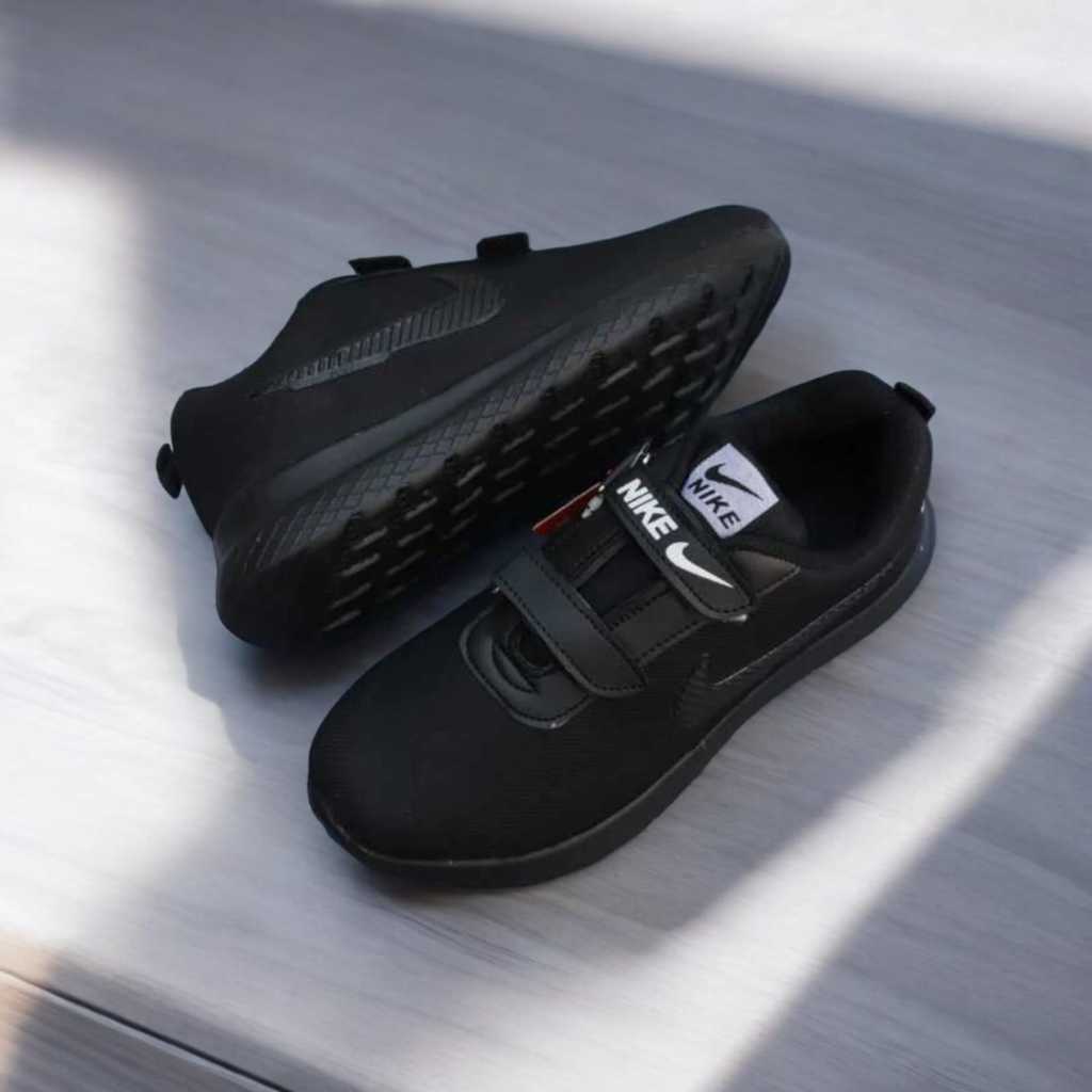 Sepatu Sekolah Hitam Polos New Model Sepatu Sneakers Olahraga Pria Wanita Full Hitam