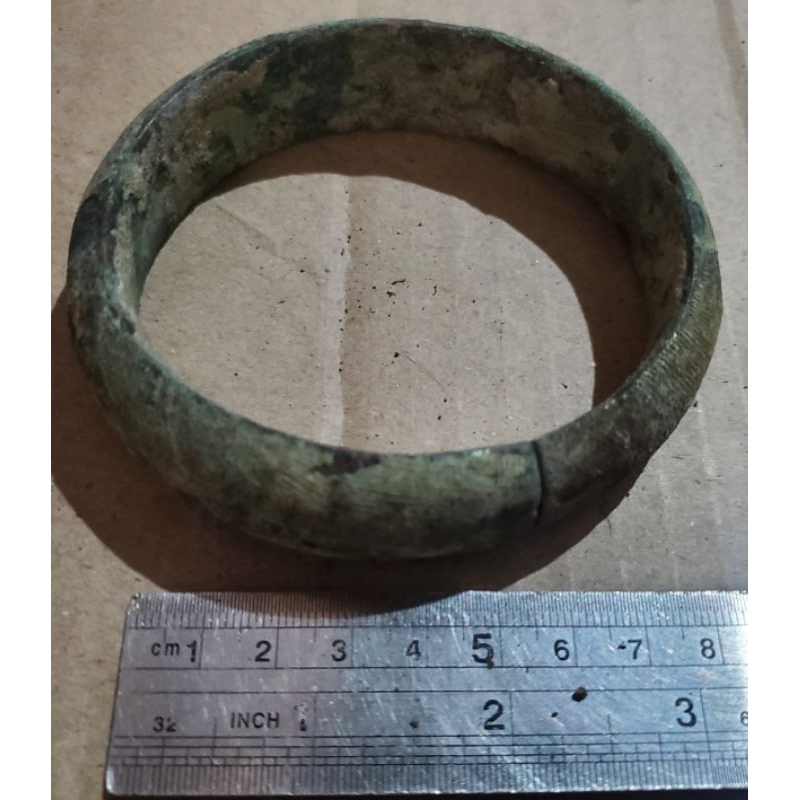 1 biji gelang lengan perunggu temuan sungai masih tebal & kuno untuk koleksi/hiasan/pajangan/museum 
