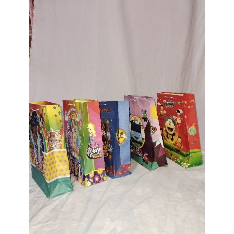 

Tas tenteng kertas ulang tahun anak 32 X 24 isi 10pcs goodie bag