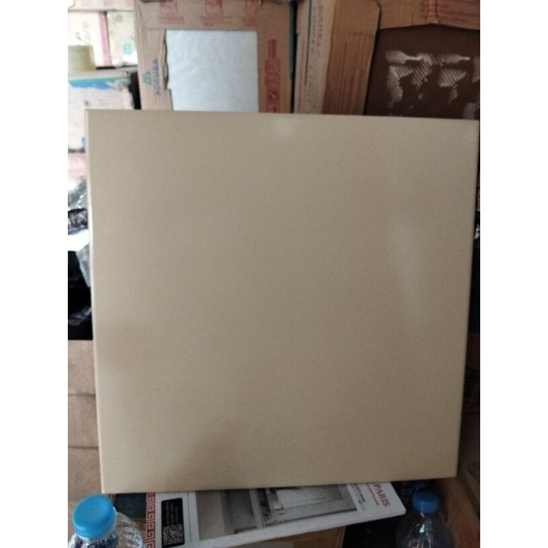 KERAMIK 40x40 CREAM POLOS GLOSSY BEIGE