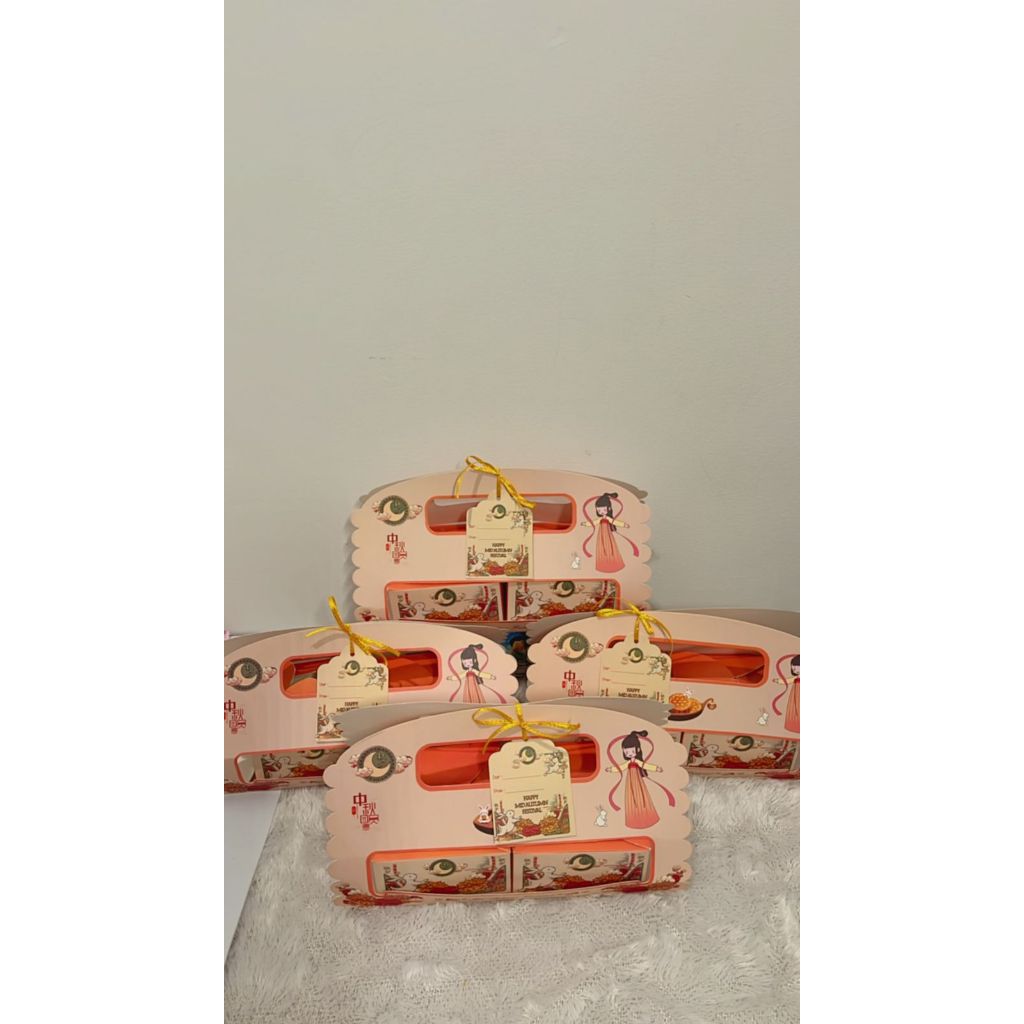

Mooncake - Hampers Mooncake Isi 2 - Cocok Untuk Gift Ke Siapapun - Halal & Vegetarian - DELIMA KUE