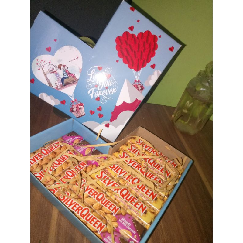

HAMPERS COKELAT SILVERQUEEN 25GRAM ISI 10 DALAM KOTAK LOVE