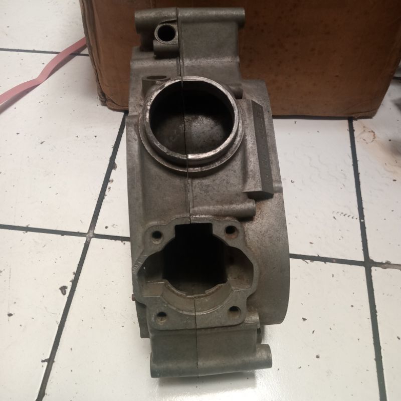 crankcase tengah kanan kiri Kawasaki Binter KH100 EL ES kh100EL KH100ES NOS BARU