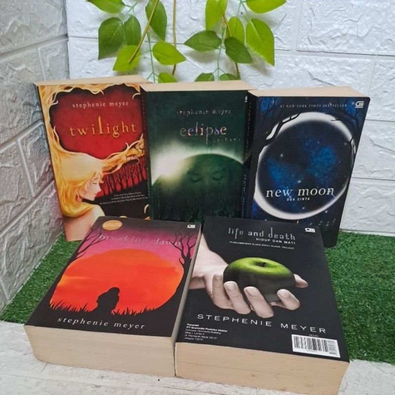 NOVEL TWILIGHT/ECLIPSE/NEW MOON/BREAKING DAWN/LIFE AND DEATH (BAHASA INDONESIA) BY STEPHENIE MEYER