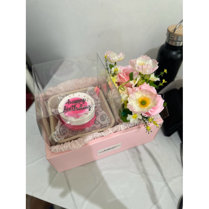 

CAKE FLOWER BOX HADIAH MURAH UNTUK WISUDA/HARI IBU/BIRTHDAY/ANNIVERSARY