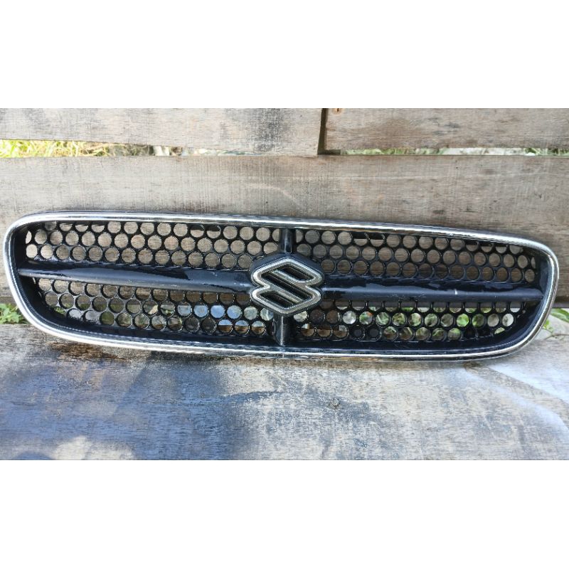 Grill/Grille Suzuki Baleno 2000-2002 second original
