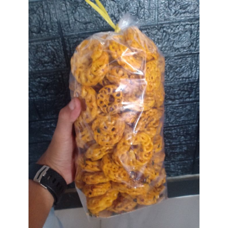 

Camilan | krupuk seblak mawar pedas daun jeruk 300 gram.