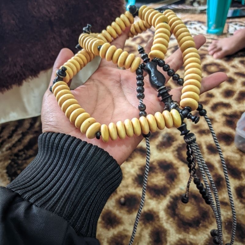TASBIH TIJANI KAYU KEMUNING PUTIH 99 BUTIR LEBAR 14 MM TEBAL 7 MM