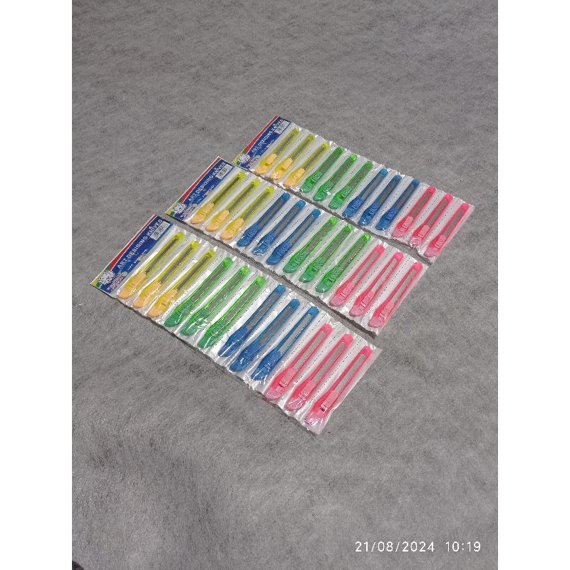 

Cutter Kecil Safari brand 1Renteng (12Pcs)