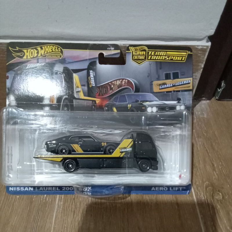 nissan laurel 2000 sgx vs aero lift hotwheels premium team transport garage legends