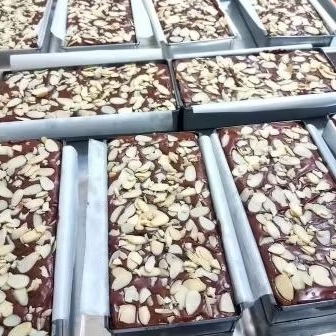 

Fudgy Brownies toping full almond slice