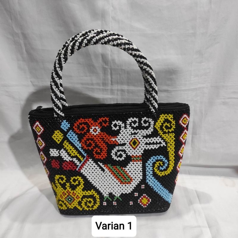 Tas manik motif dayak kalimantan