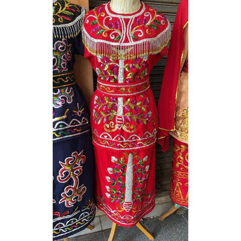 baju adat Dayak wanita dewasa