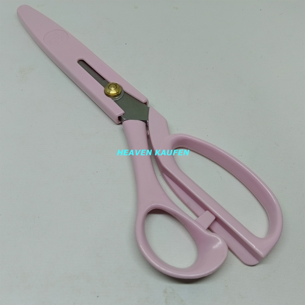 

Gunting Dengan Tutup Pengaman Delica 9 inch Nyaman Dipakai Tajam Aman