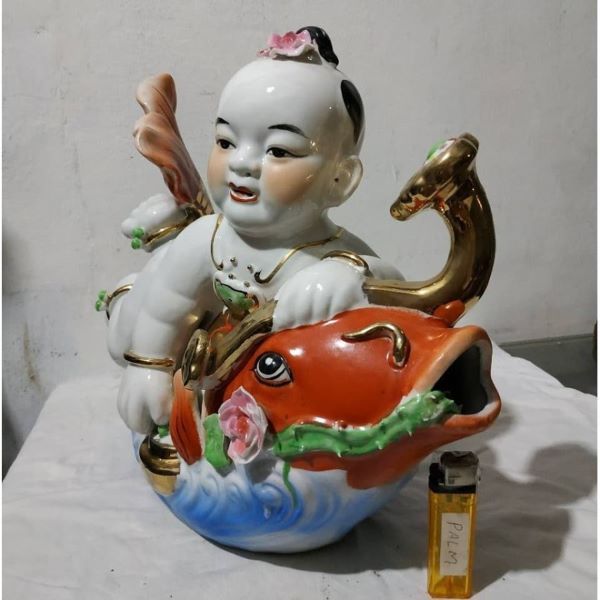 Patung Keramik Bocah Naik Ikan CHIP HALUS