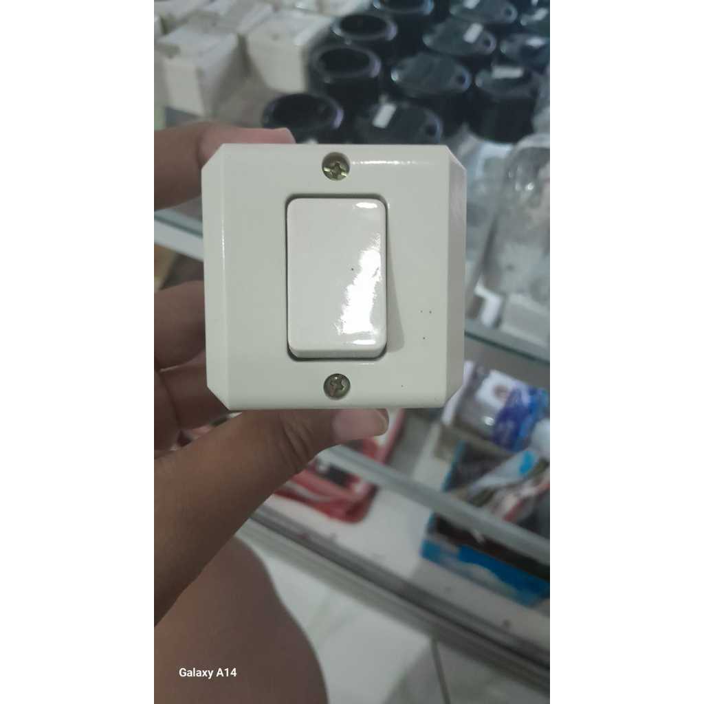 SAKLAR ENGKEL / SAKLAR TUNGGAL CREAM ( KREM ) / HITAM OB BROCO