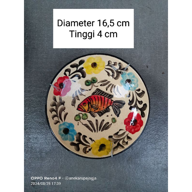 piring keramik lukis gambar ikan di buat seperti antik kuno untuk dekorasi hiasan dinding