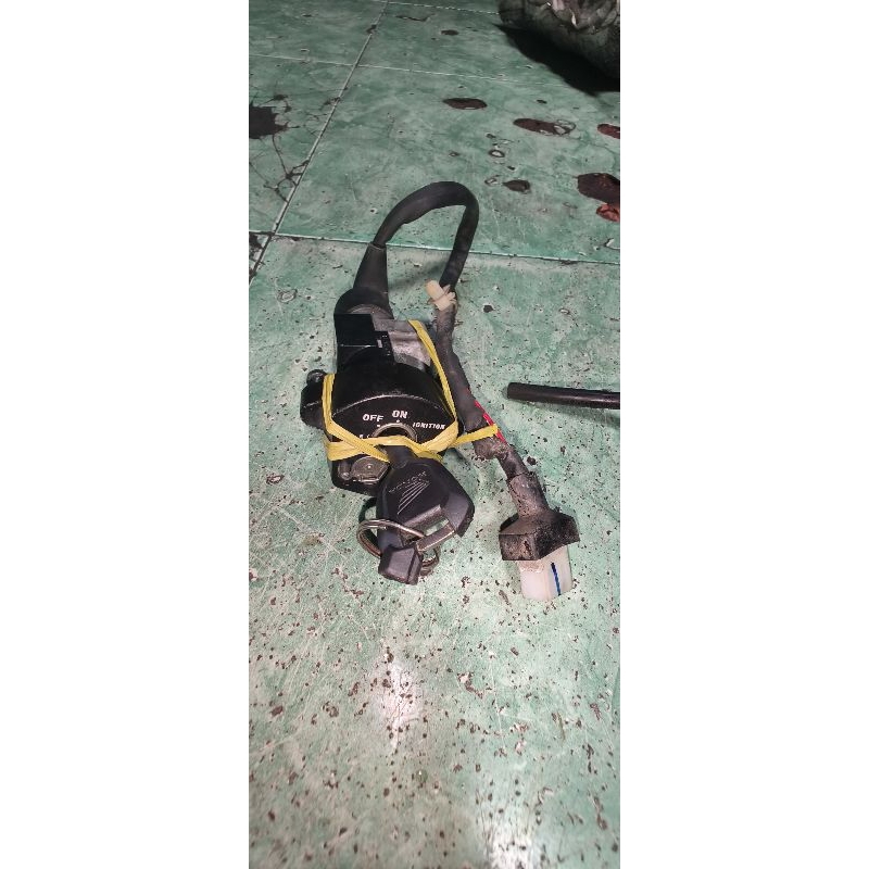 tutup + kontak CBR 150R Cb 150R barang masih bagus ORI bawaan copotan motor