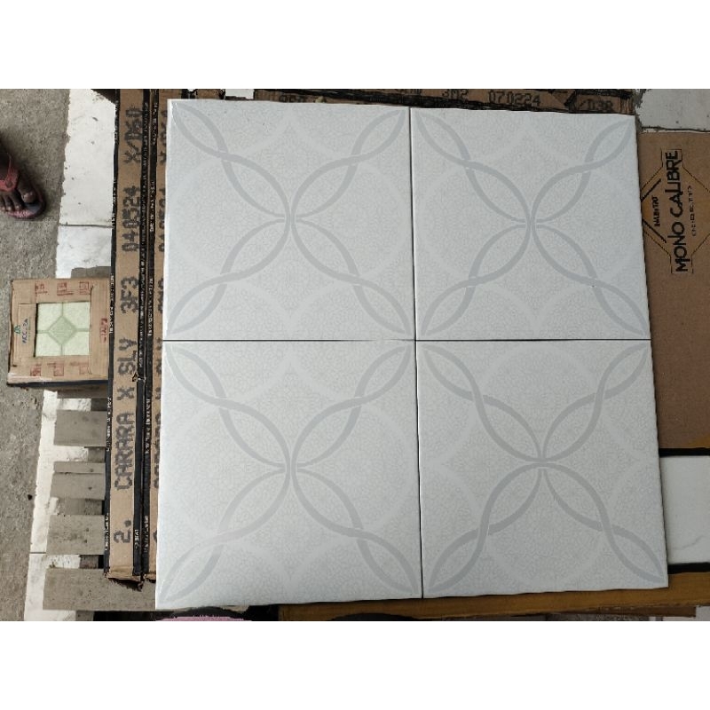 KERAMIK 30x30 GLOSSY MOTIF WHITE GREY MOTIF BUNGA