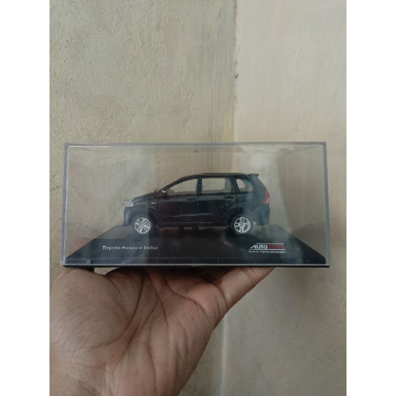 Miniatur Mobil Toyota Avanza Veloz Auto2000