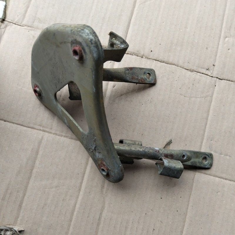 bracket  dudukan tameng depan spin 125 bekas original