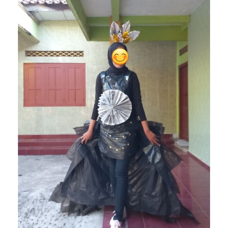 kostum karnaval daur ulang dress dari plastik