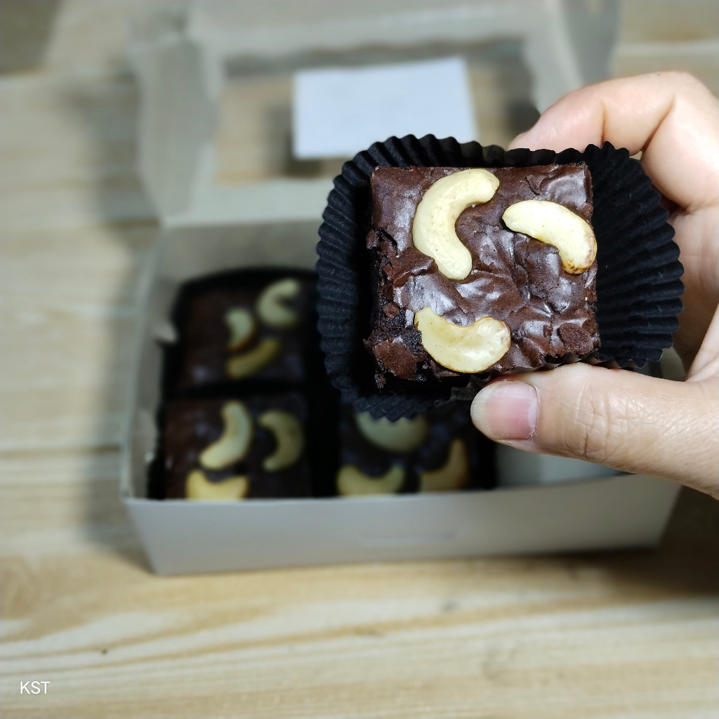 

CASHEW BROWNIES – Lincheri Brownies & Cookies (15x10 cm)