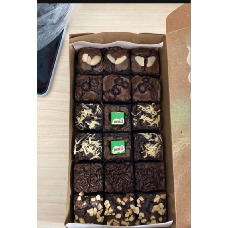

FUDGY BROWNIES SEKAT 18PCS, BEBAS REQUEST TOPING
