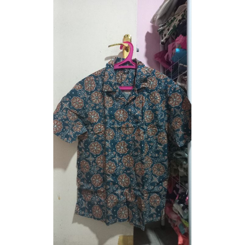 Uniqlo Batik Pria Lengan Pendek Preloved