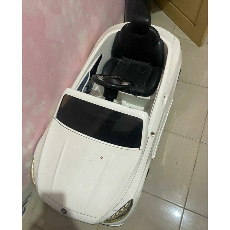 Mobil AKi Pliko Putih Mercedes Benz normal preloved