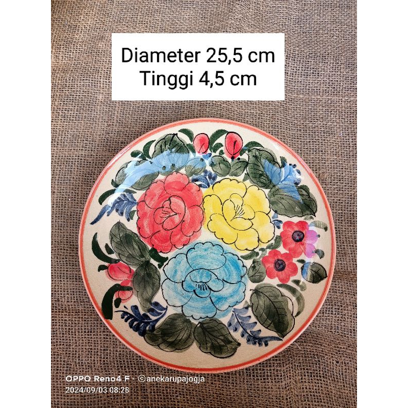 Piring keramik lukis motif bunga untuk dekorasi hiasan dinding sudah di pasang kawat untuk menggantu