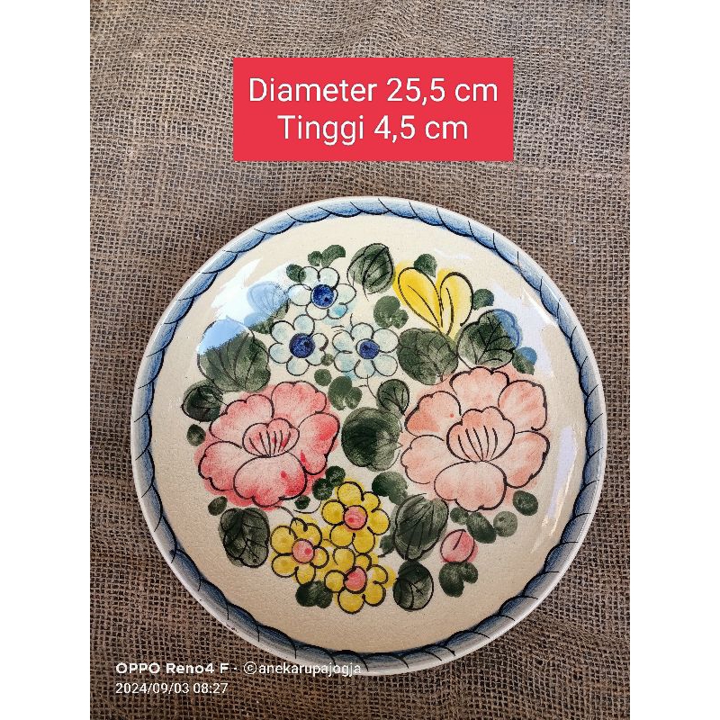 Piring keramik lukis motif bunga untuk dekorasi hiasan dinding sudah di pasang kawat untuk menggantu