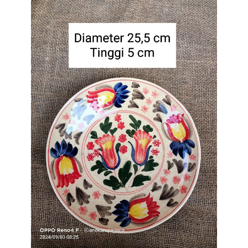 Piring keramik lukis motif bunga kangkung untuk dekorasi hiasan dinding sudah di pasang kawat untuk 