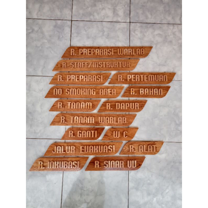 

Papan nama kayu