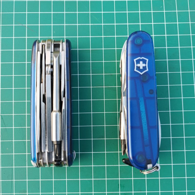 Victorinox Swiss Army Cybertool M 34 Multi-Tool, 3-1/2" Ruby Handles (Old Sku 53919) - 1.7725.T-X1 c