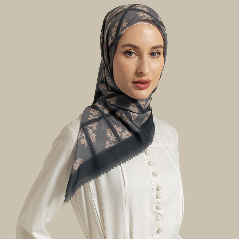 Wulang Narawangsa Hijab Segi Empat Square Flower Black Cream | Kerudung Segi Empat | Hijab Motif Seg