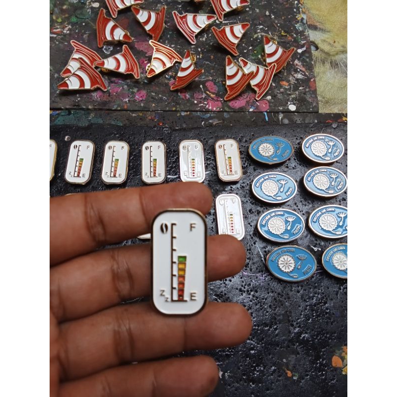 ENAMEL PIN CUSTOM GOLD.