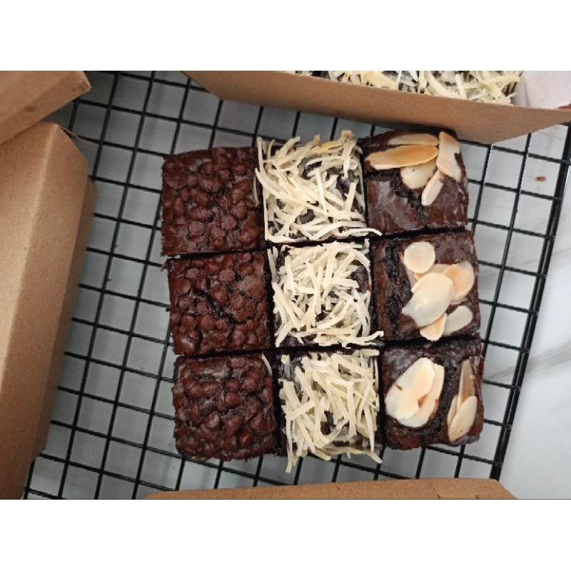 

Brownies Fudgy Panggang 9 potong (10x10cm)