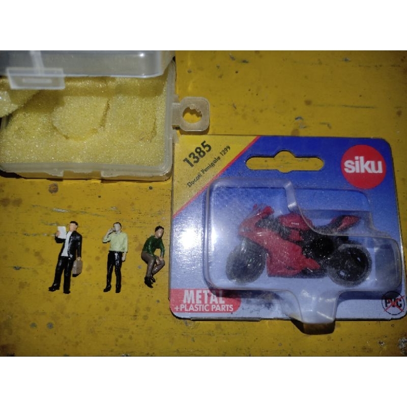 Diecast Siku Ducati Panigale 1299 & figure 1/64