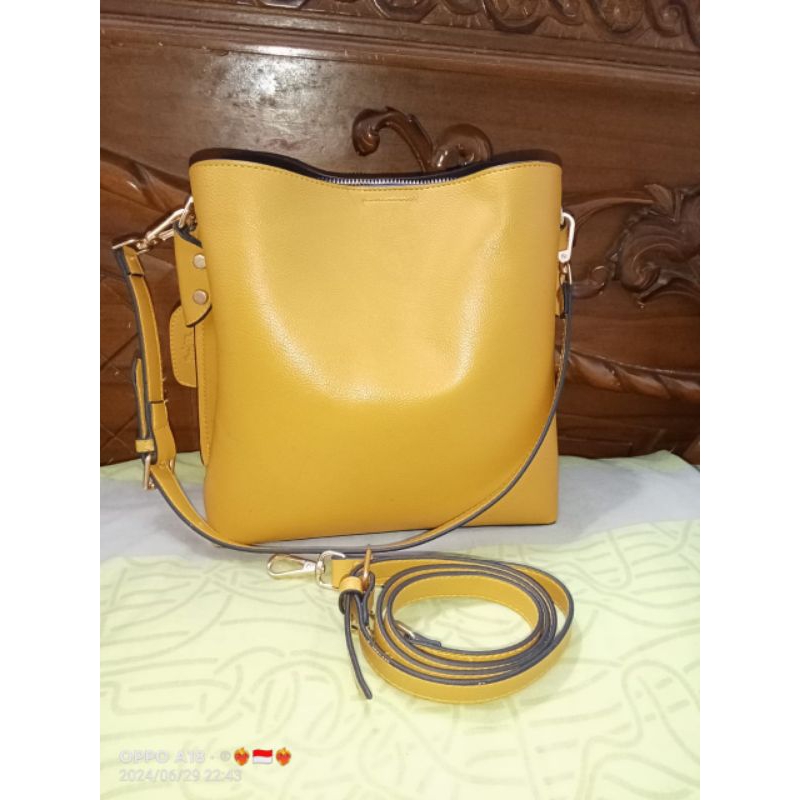 tas bucket kuning mustard