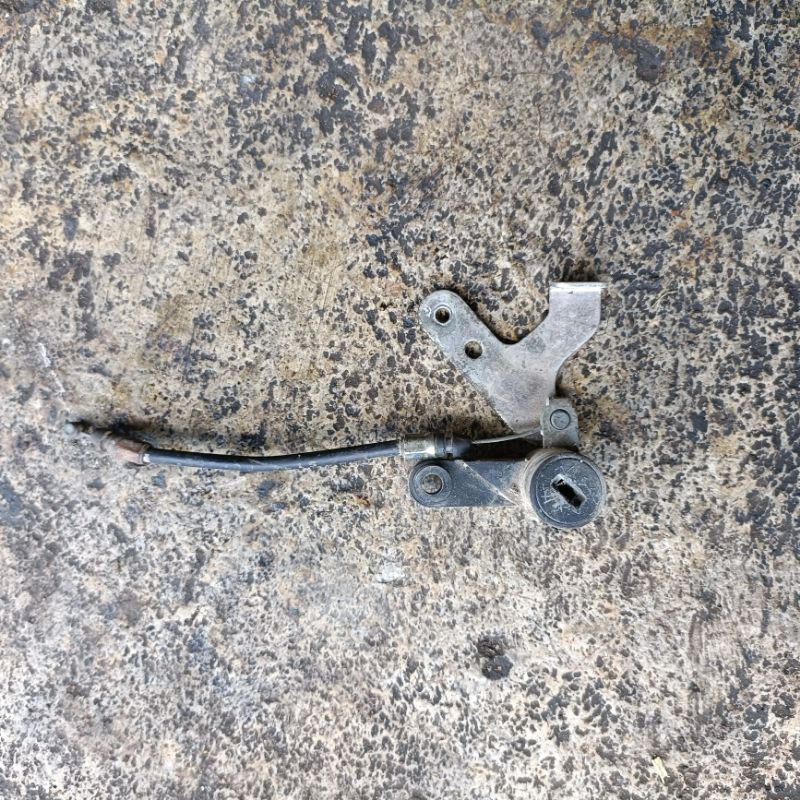 plat dudukan engsel kunci jok belakang original yamaha mio j gt