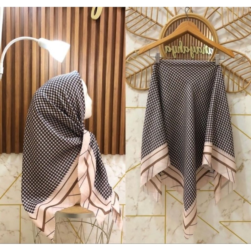 HIJAB SEGI EMPAT VOAL MOTIF SUBLIME KODE 298 HITAM CREAM