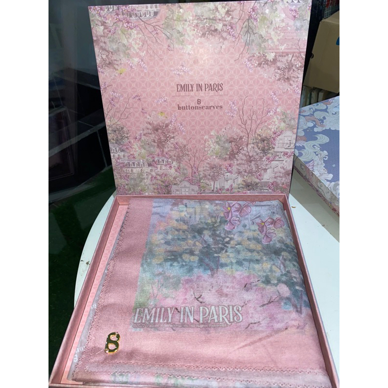 Buttonscarves The parisian aimer