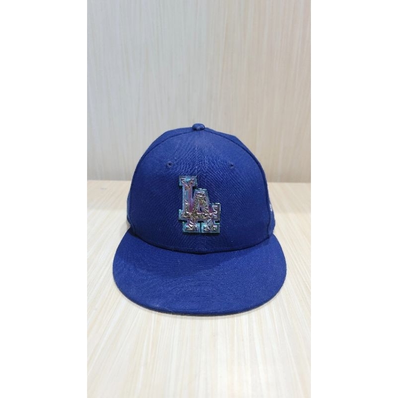 Topi New Era MLB LA Dodgers Metal Logo Blue 59FIFTY Fitted Baseball