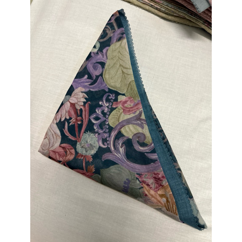 buttonscarves wonderland crown blue preloved vvgc