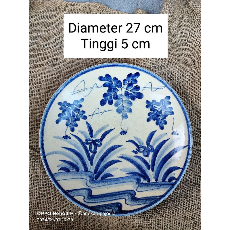 Piring keramik lukis motif bunga biru putih untuk dekorasi hiasan dinding sudah di pasang kawat untu