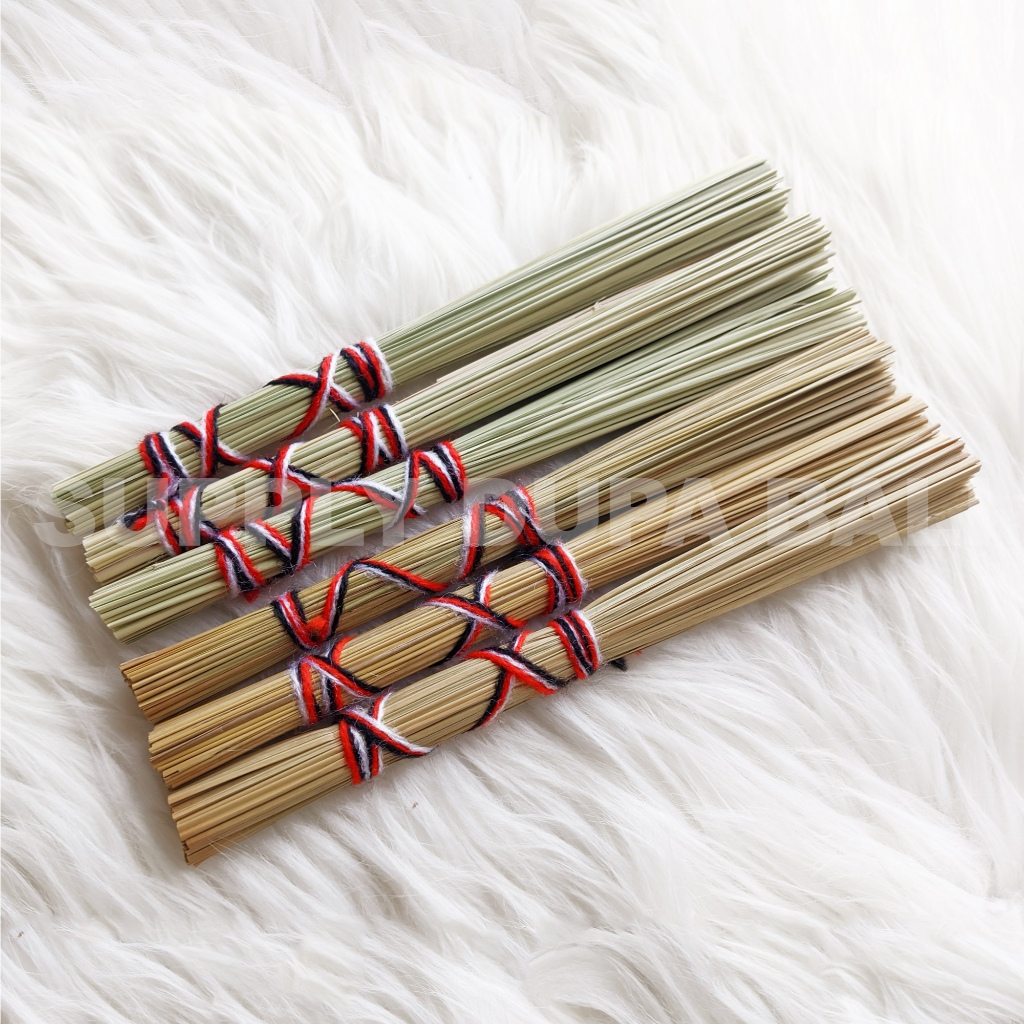 Sesirat Tirta Suci Pengetisan Tirta Penyiratan Tirta dari ilalang